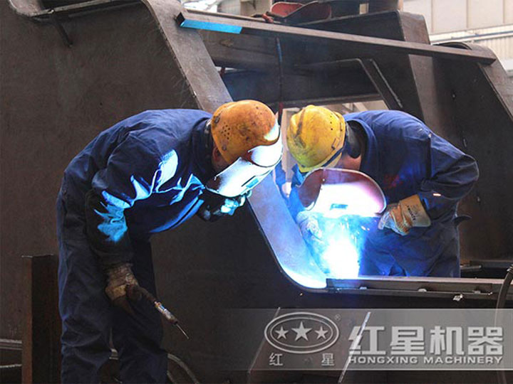車間生產(chǎn)加工移動破碎機(jī)，每一臺設(shè)備都是匠心打造